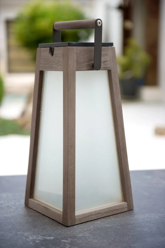 lanterne solaire pour espaces extérieurs