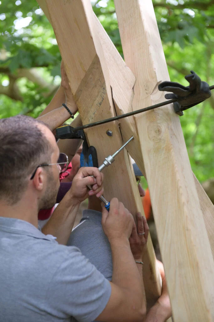 Photo de montage d'une pergola Sinallagma par Terrasse et Jardin de Paris