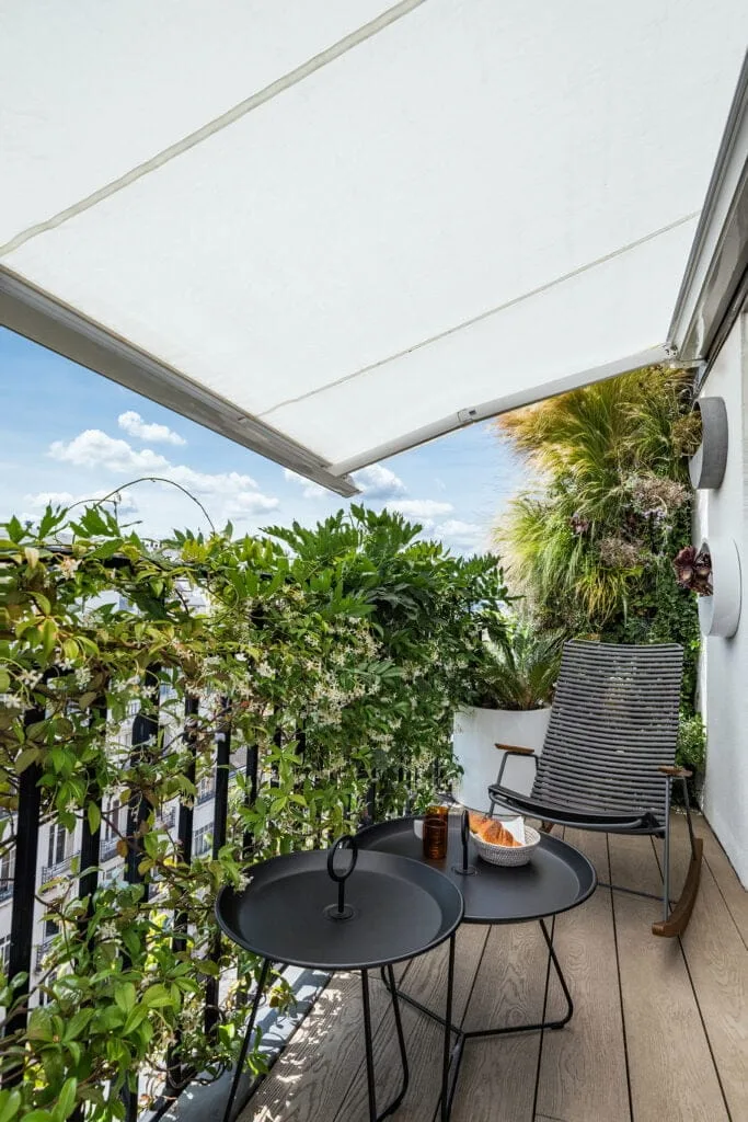 amenagement-terrasse-mobilier-noir-paysagiste-vegetalisation