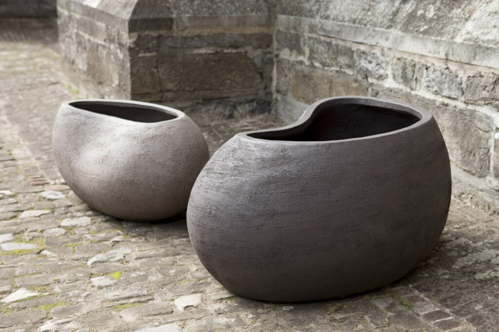 Photo de deux pots Atelier Vierkant en extérieur
