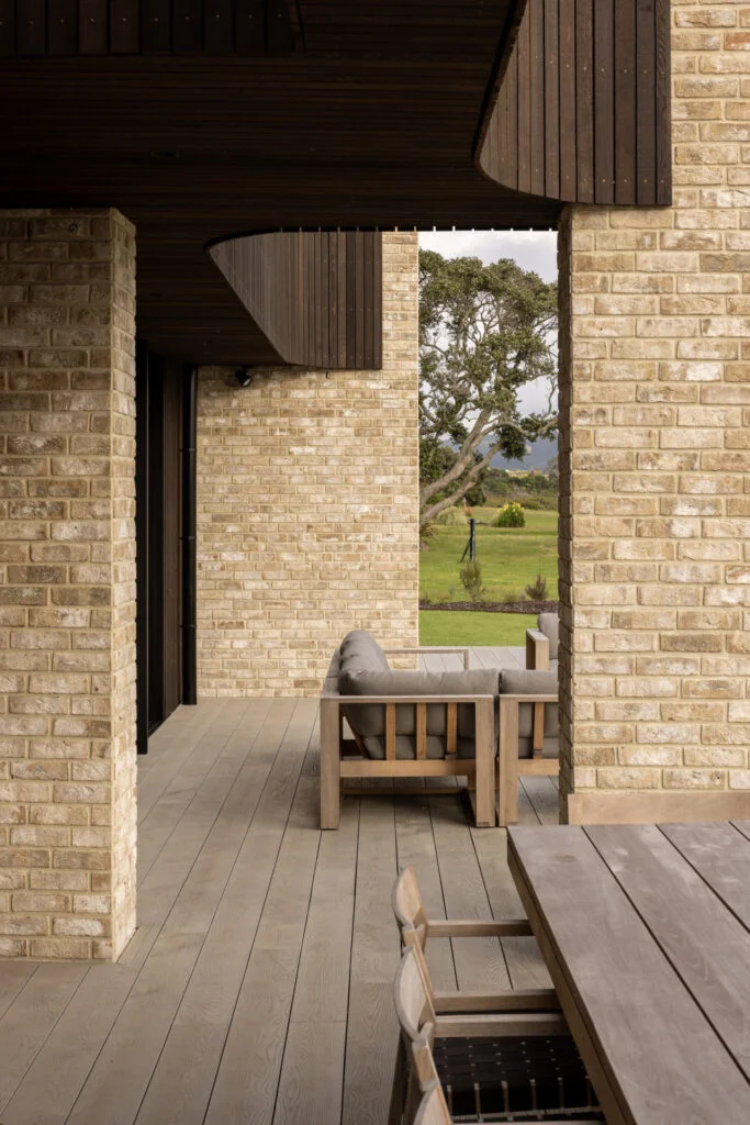 Terrasse en bois composite gris de chez la marque Anglaise Millboard