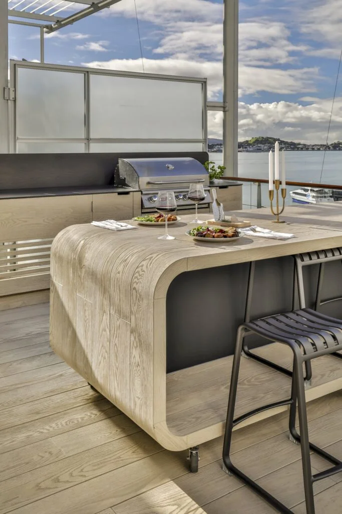 Photo d'une terrasse en bois composite avec une table basse qui utilise le même matériau