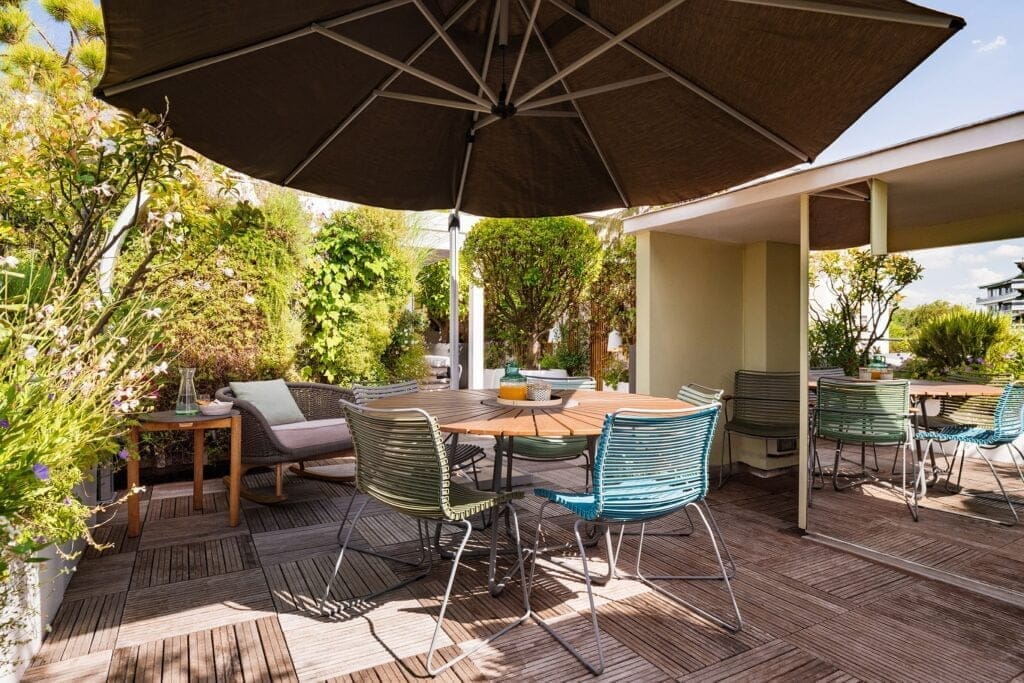 mobilier-outdoor-vegetaux-parasol-table-vegetaux