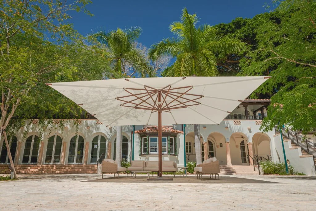 photo d'un parasol Tucci sur une terrasse