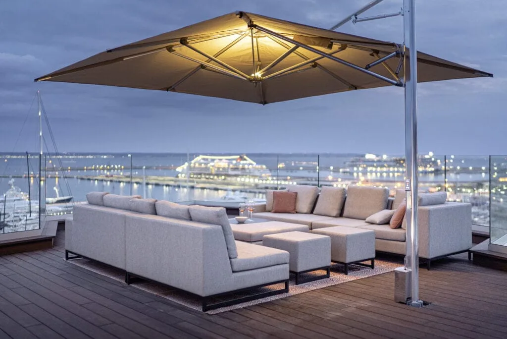 photo de parasol Tucci sur une terrasse avec mobilier extérieur