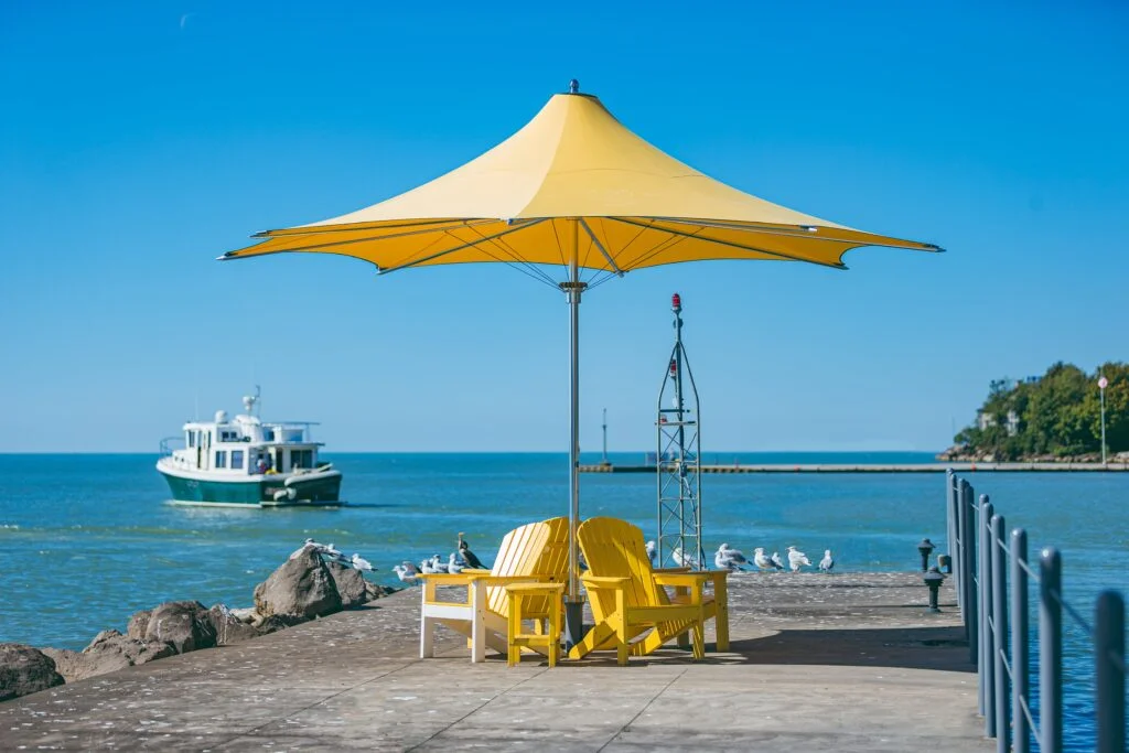 Photo d'une terrasse avec un parasol Tucci jaune