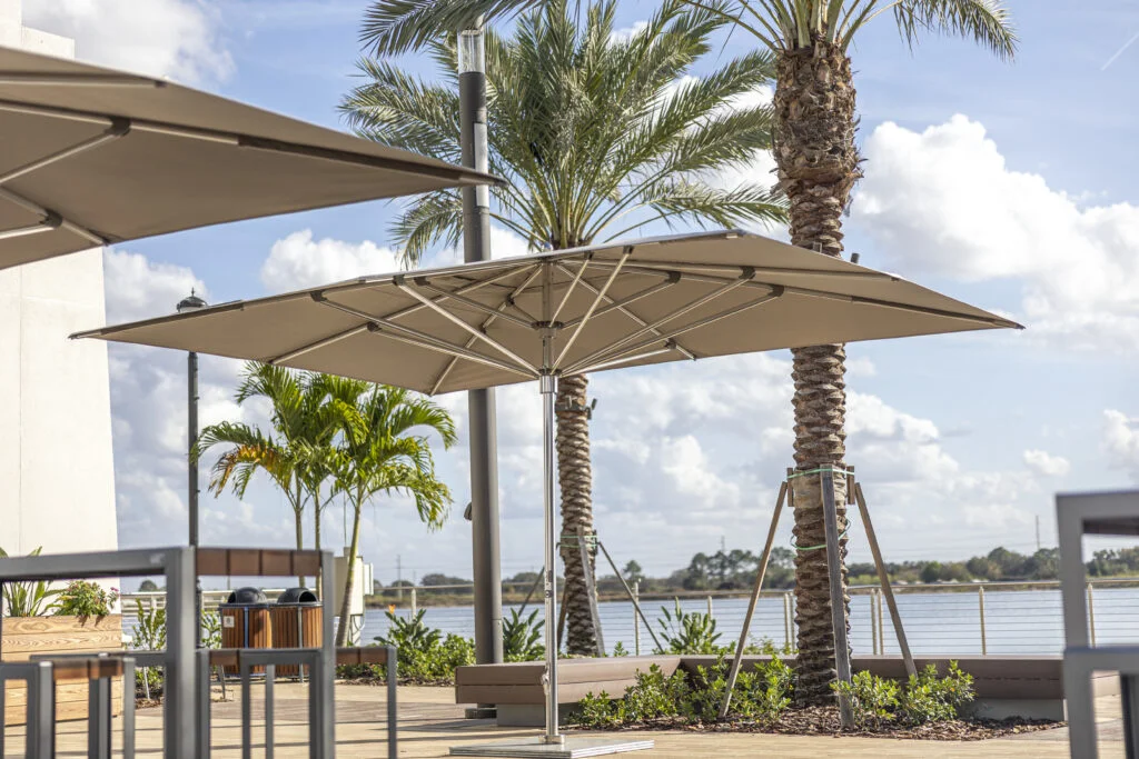 photo d'une terrasse avec un parasol Tucci