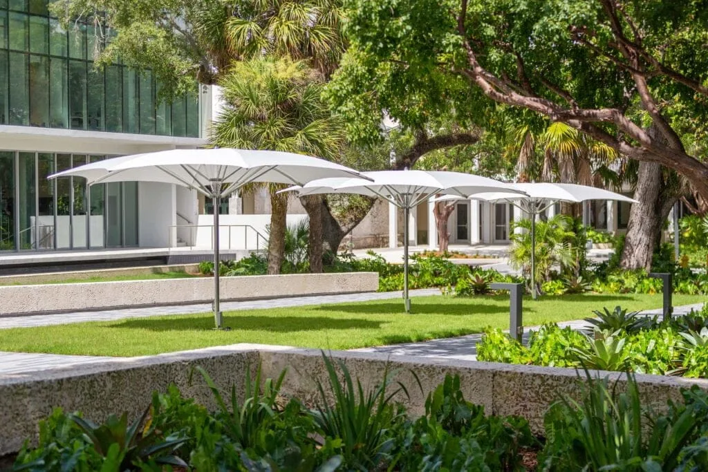 photo de deux parasols Tucci dans un jardin