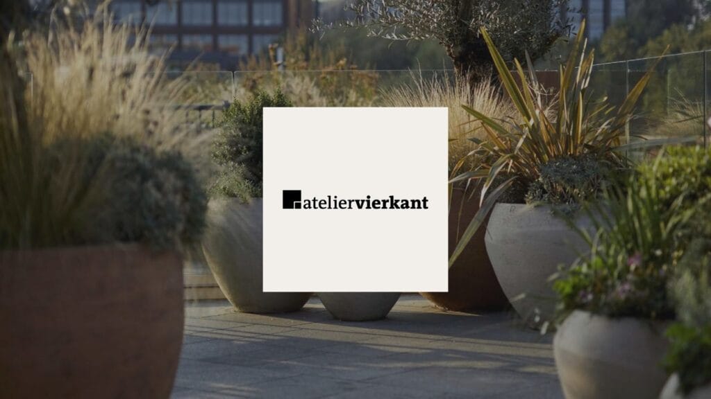 Pot en argile fait main par l'Atelier Vierkant – poterie artisanale sur-mesure pour terrasse et jardin