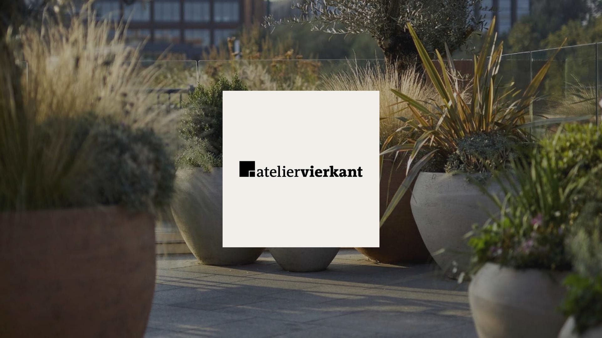 Pot en argile fait main par l'Atelier Vierkant – poterie artisanale sur-mesure pour terrasse et jardin