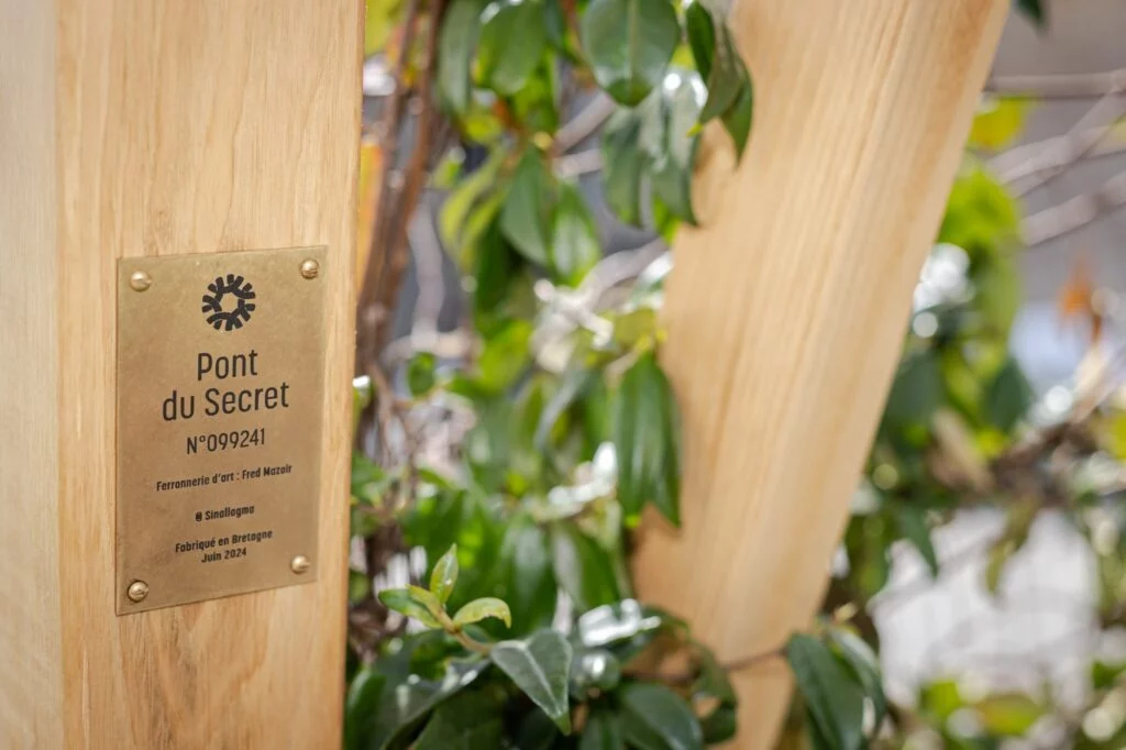 Plaque de fabrication artisanale construction en bois Sinallagma