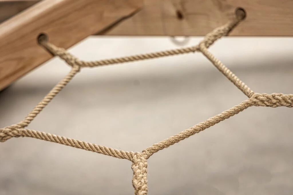 construction en bois avec corde de chez Sinallagma