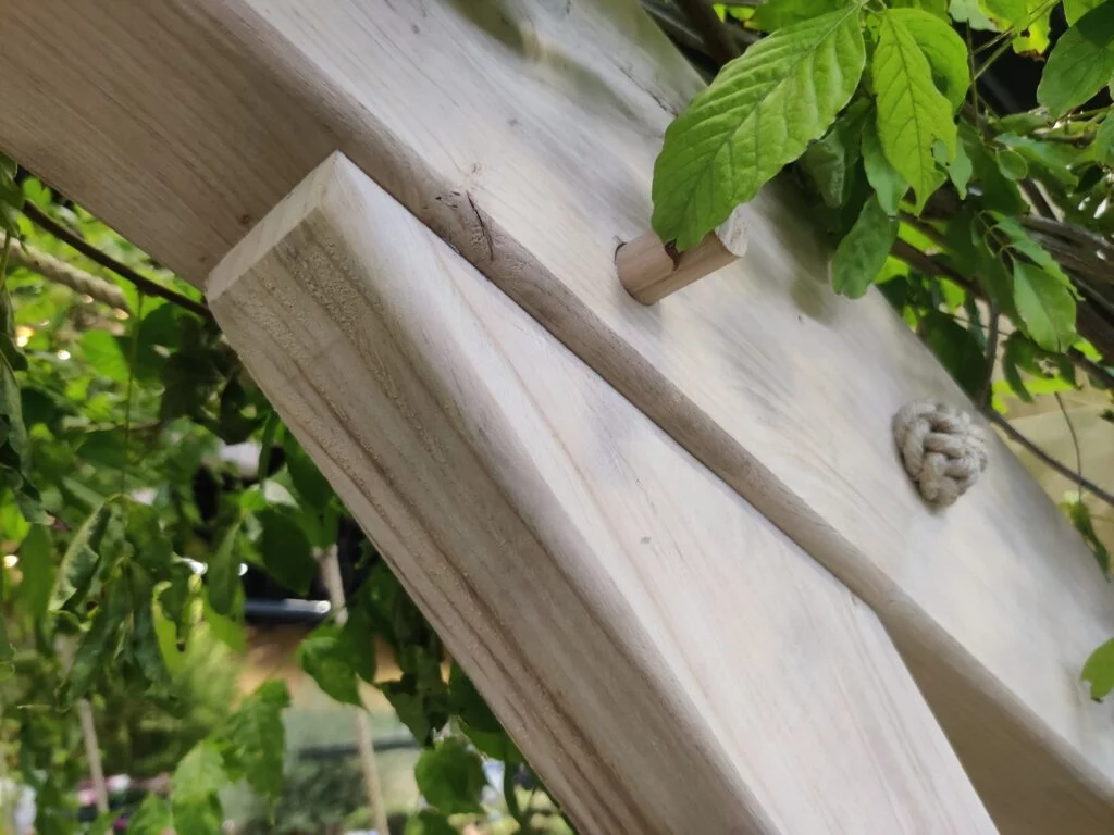 Fixation sans vis d'une pergola en bois de la marque Sinallagma, partenaire de Terrasse et Jardin de Paris