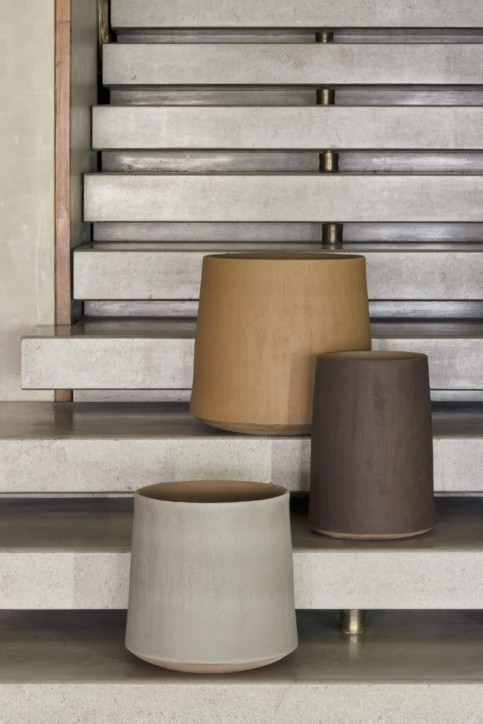 Photo de pots Domani sur un escalier