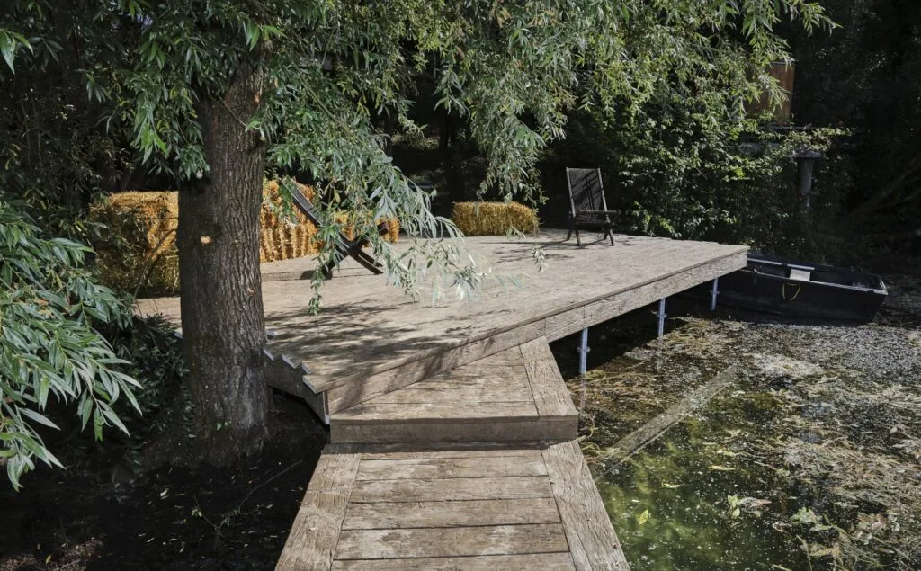 Photo d'une terrasse et d'un ponton aménagé en bois composite