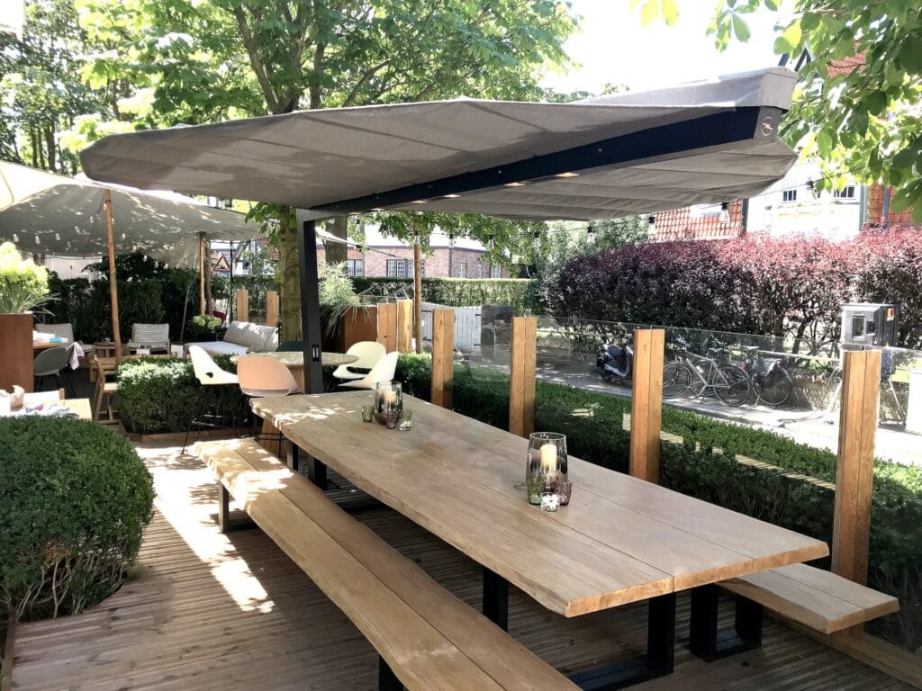 Photo d'un chauffage design sur une terrasse de la marque Heatsail