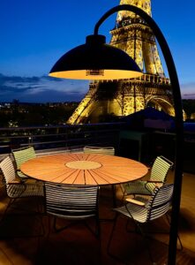 Photo d'un chauffage de la marque Heatsail avec une table Houe devant la tour Eiffel