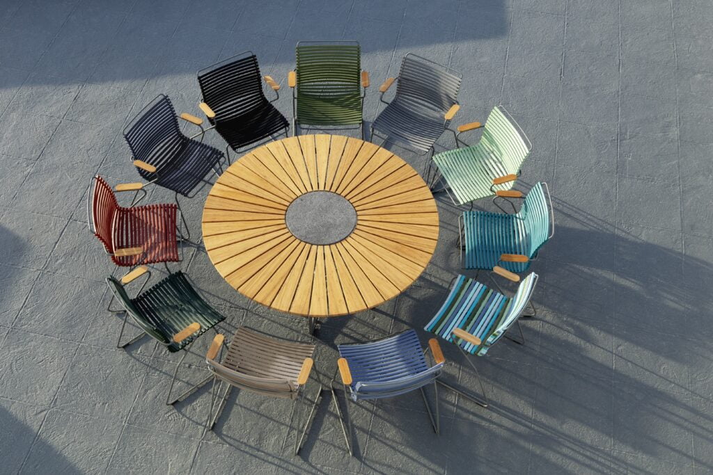 photo d'une table ronde et d'une chaise avec tout ses coloris