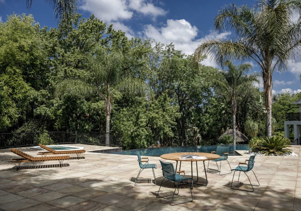 photo de mobilier d'extérieur près d'une piscine
