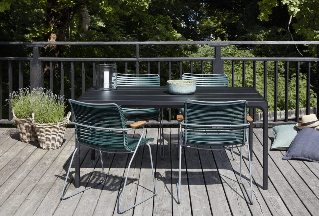 photo d'une terrasse avec du mobilier d'extérieur comprenant une table et quatre chaises de chez Houe