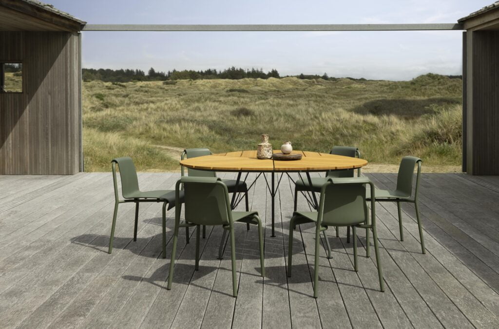 photo de mobilier extérieur avec une table et des chaises de la marque Houe