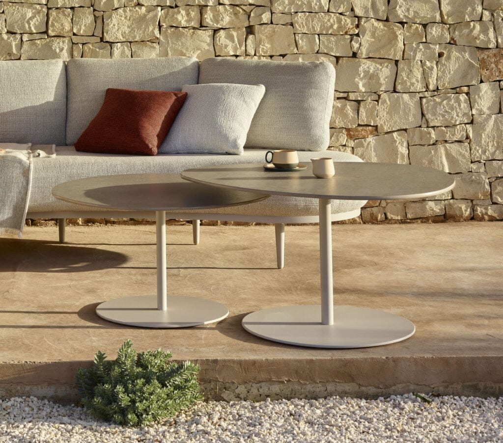 tables basses sur une terrasse du fabricant Royal Botania