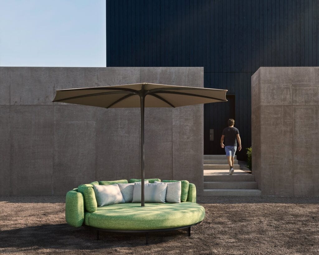 photo de mobilier d'extérieur avec un parasol Royal Botania