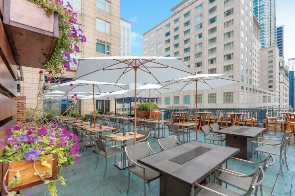Photo d'un restaurant avec des parasols Tuuci