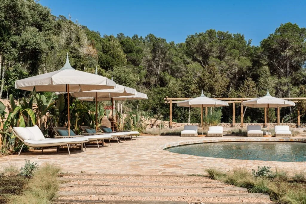 photo de plusieurs parasols Tucci sur une terrasse
