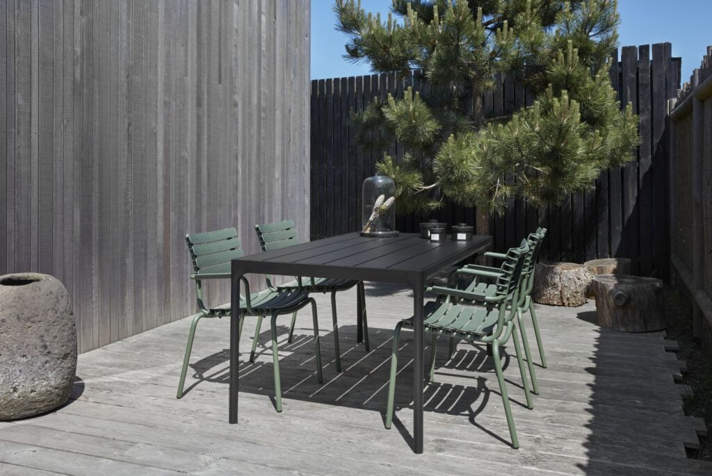 mobilier d'extérieur comprenant une table et des chaises du fabricant Houe