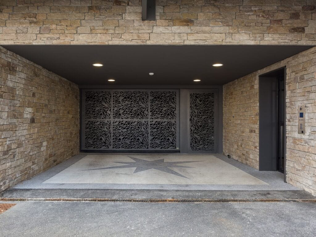 un hall d'immeuble en pierre naturelle cupastone