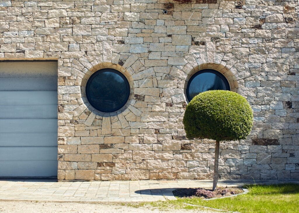 façade d'une maison en pierre anturelle