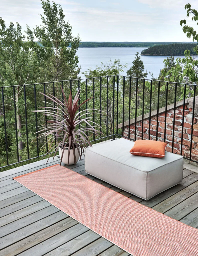 Photo d'un tapis d'extérieur rouge sur une terrasse