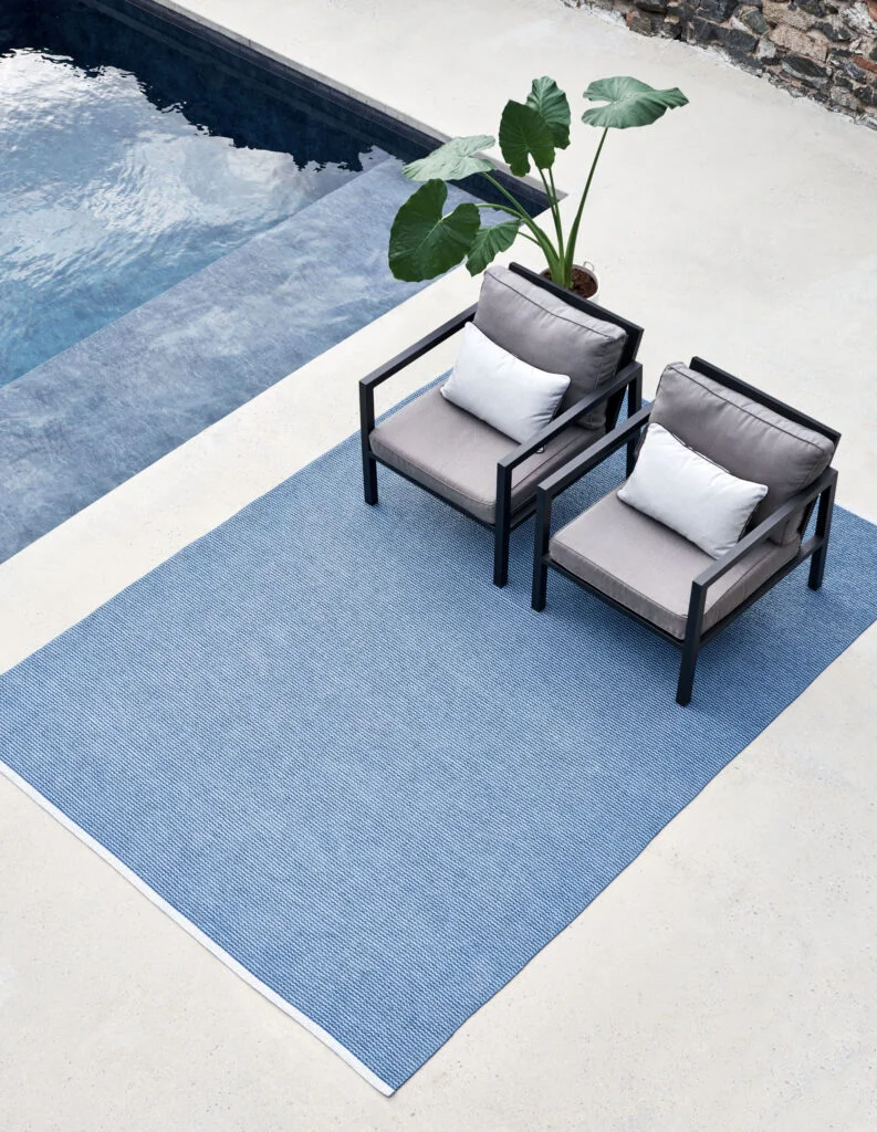 Photo d'un tapis près d'une piscine