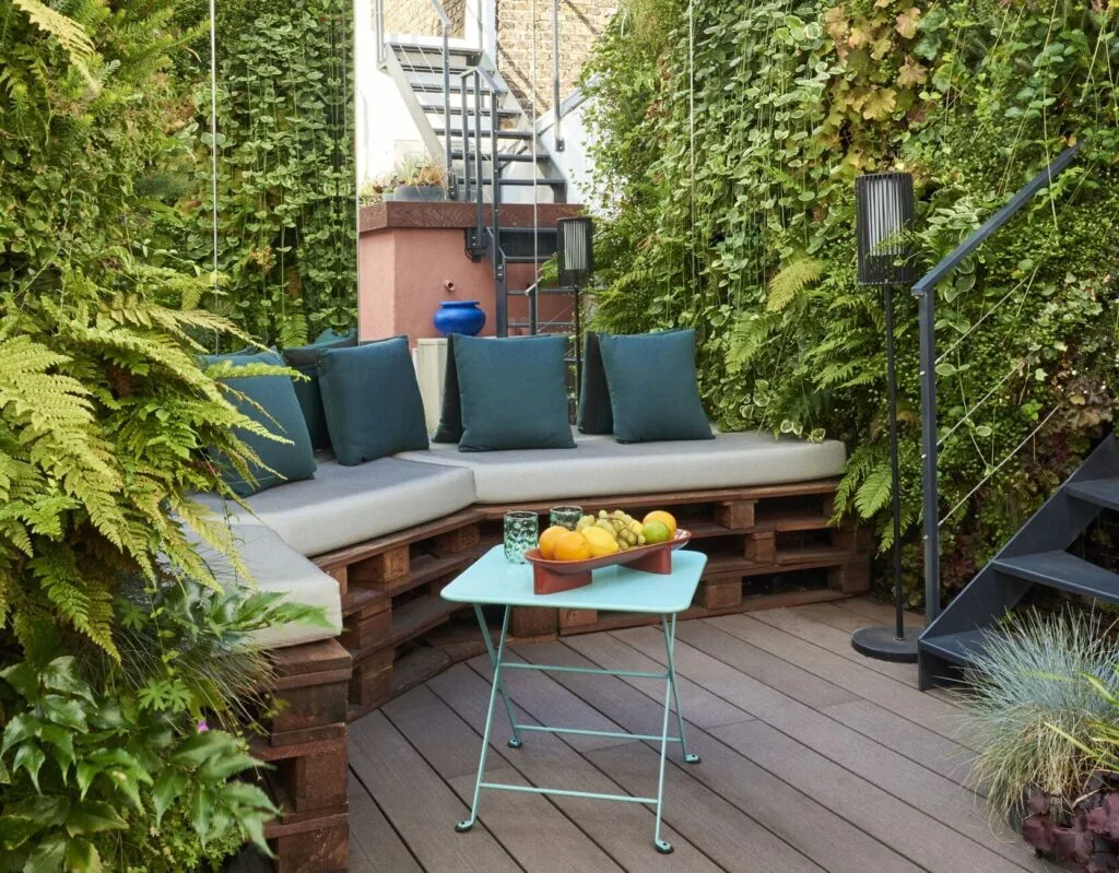 photo d'une terrasse esprit terracotta avec de la végétalisation