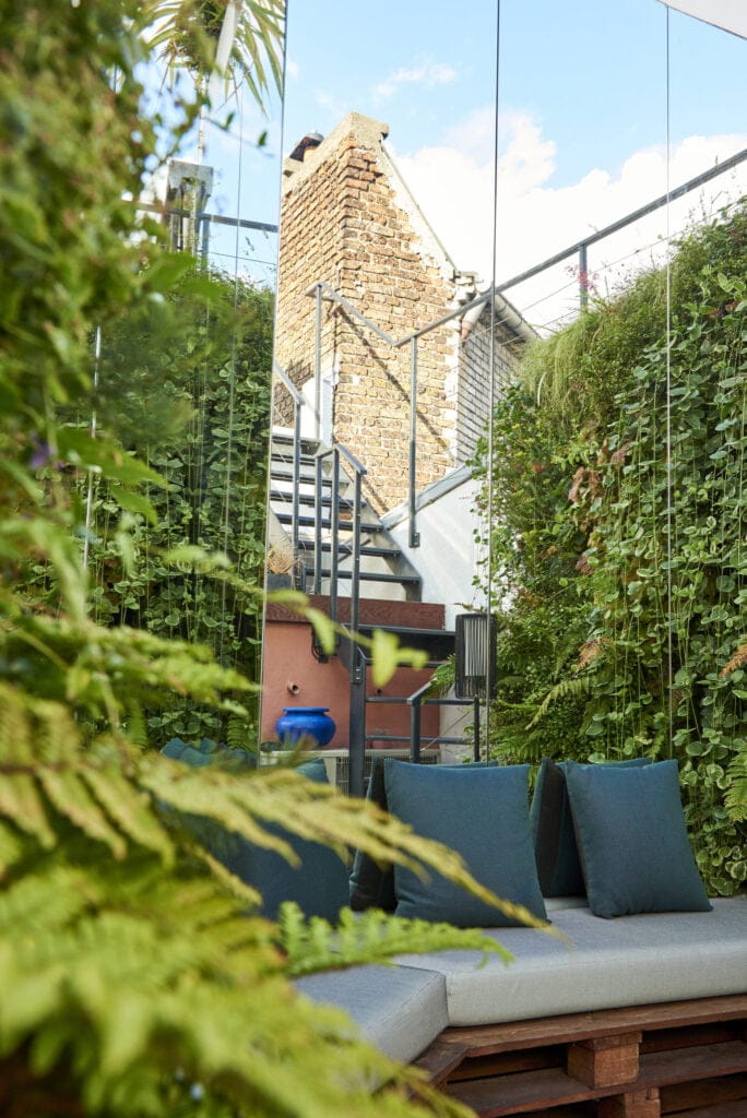 photo d'une terrasse dans l'esprit terracotta avec du mobilier outdoor et des miroirs