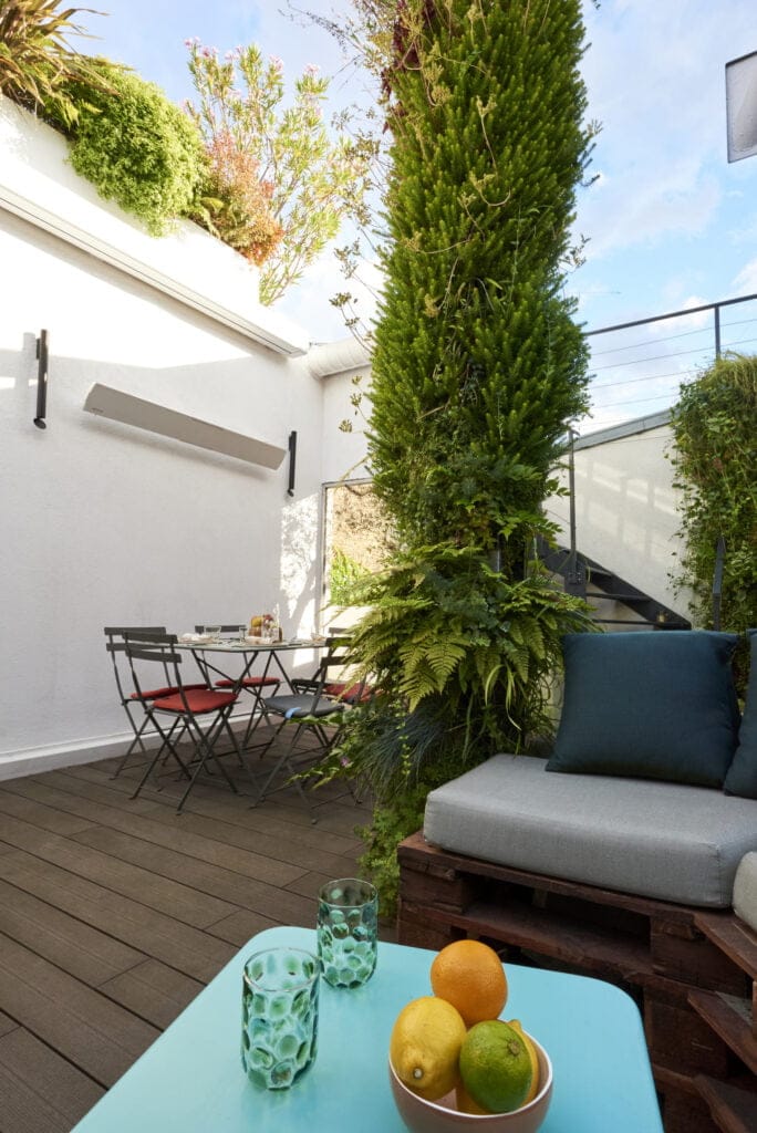 Photo d'une terrasse végétalisé dans l'esprit terracotta