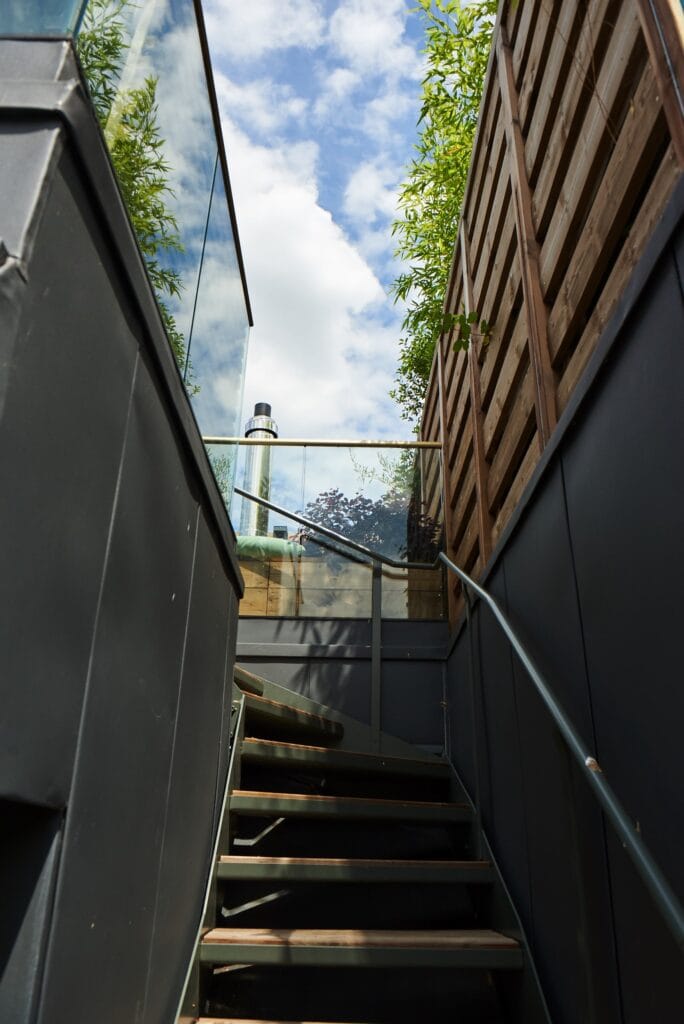 photo d'un escalier qui monte vers le toit-terrasse de l'une de nos réalisations