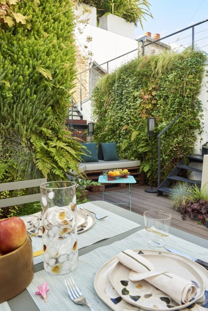 Photo d'une terrasse dans l'esprit terracotta avec un mur végétal