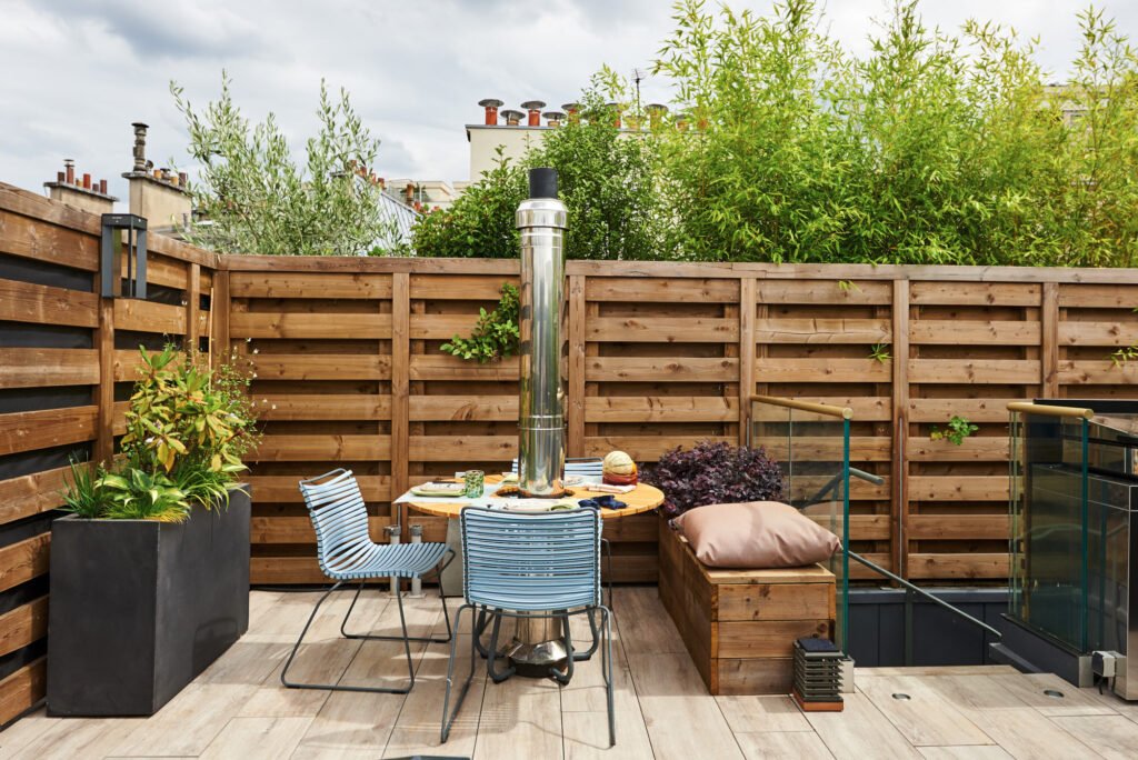 photo d'un toit terrasse avec du mobilier extérieur de la marque Ego Paris