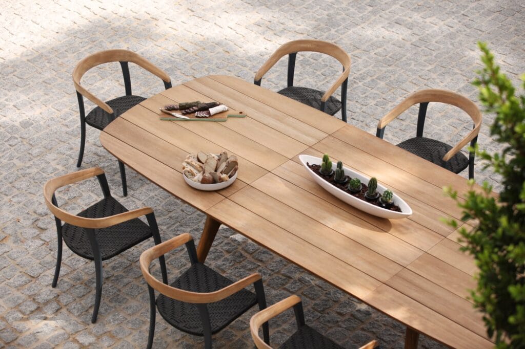 photo d'une table en teck avec ses chaises royal botania