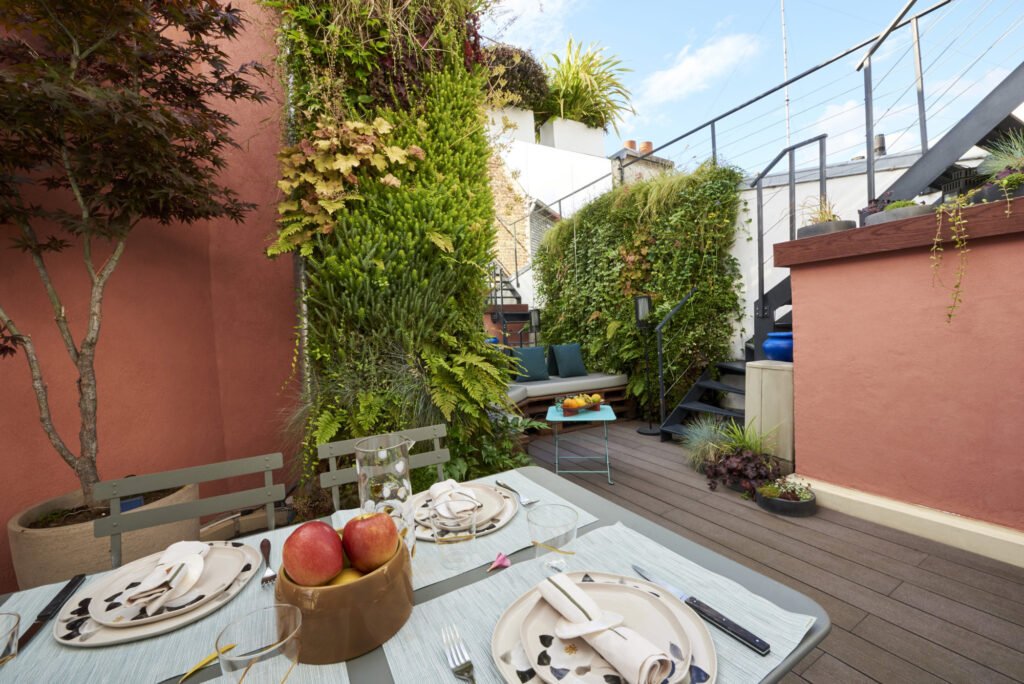 photo d'une terrasse dans l'esprit terracotta avec des murs végétaux