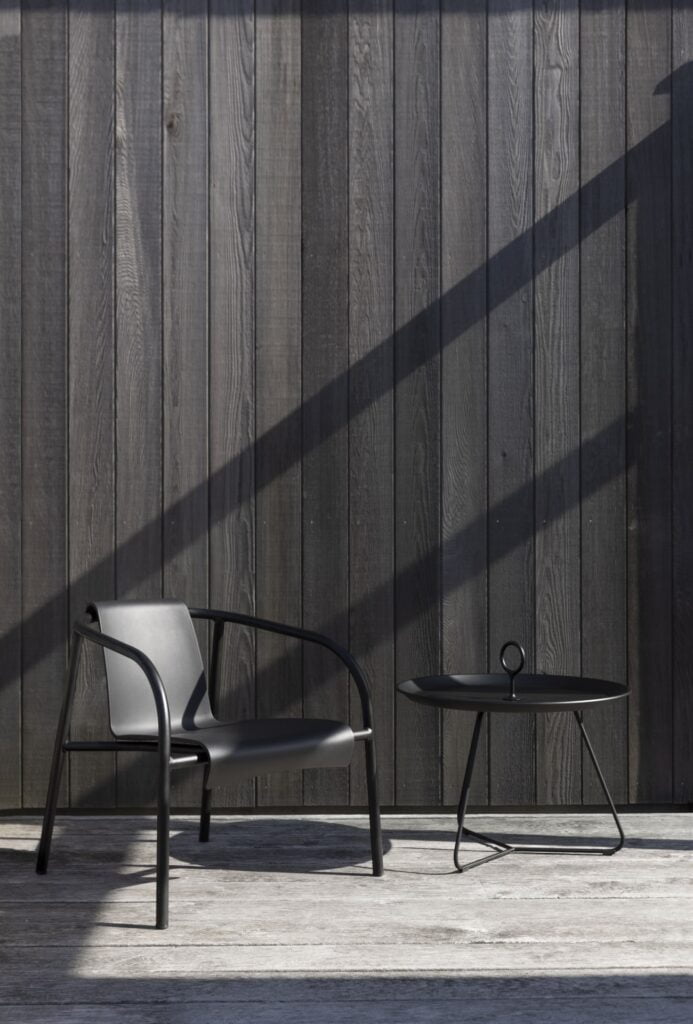 table basse avec chaise outdoor de chez Houe