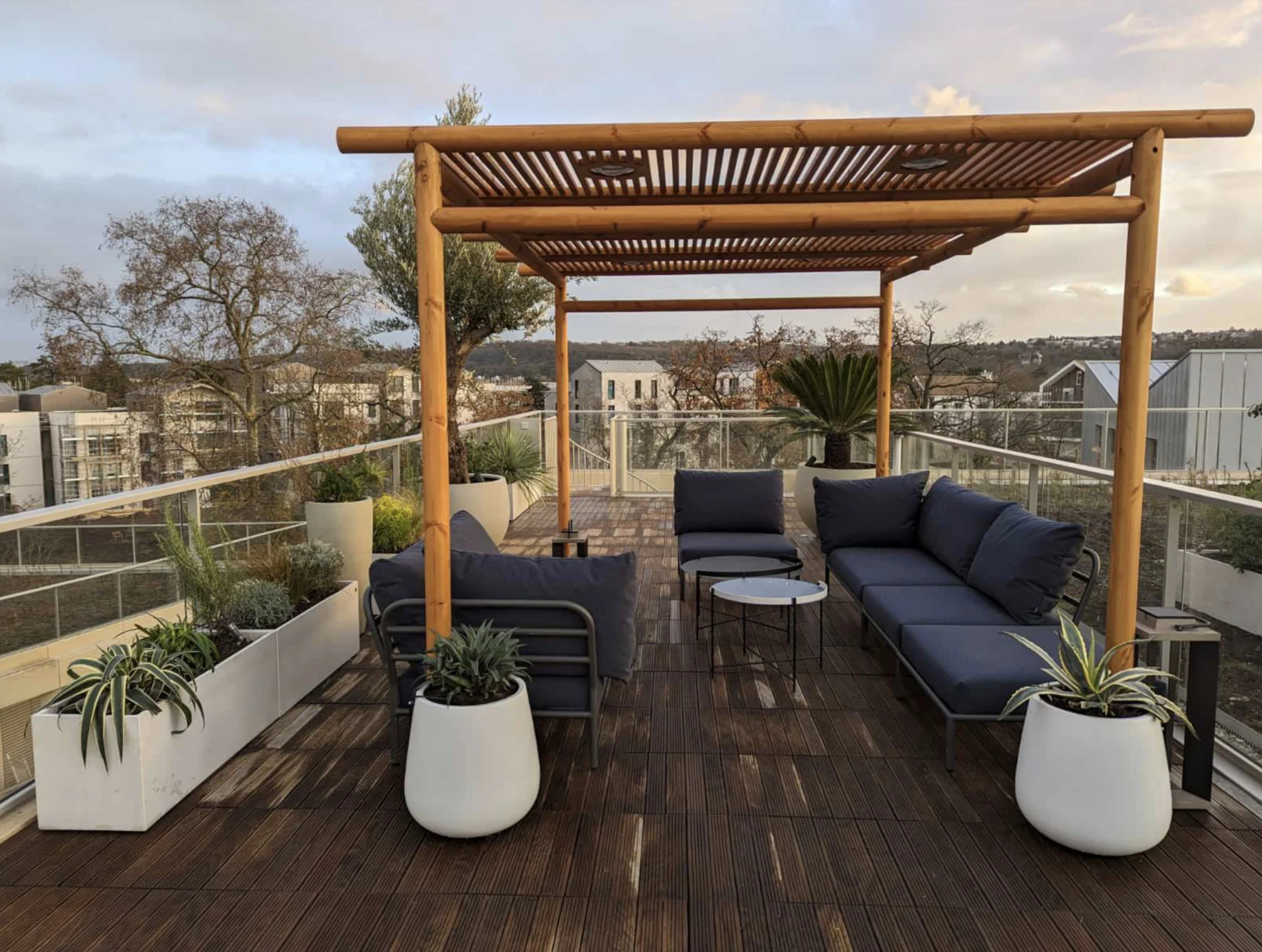 photo d'une réalisation d'un toit terrasse avec une pergola réalisé par nos architectes paysagiste