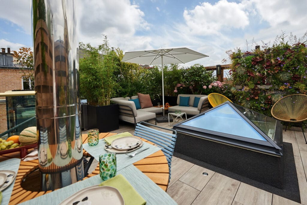 photo d'un toit-terrasse à Paris 14 avec du mobilier d'extérieur et un mur végétal
