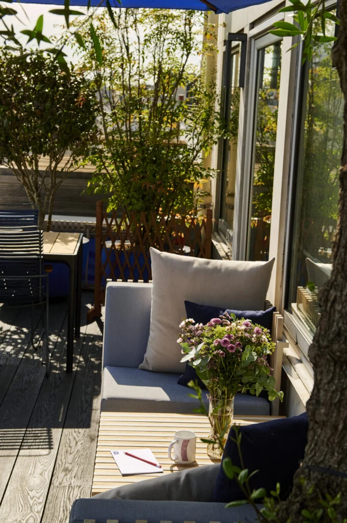 Photo d'une terrasse en bois avec mobilier outdoor et coussins Kettal