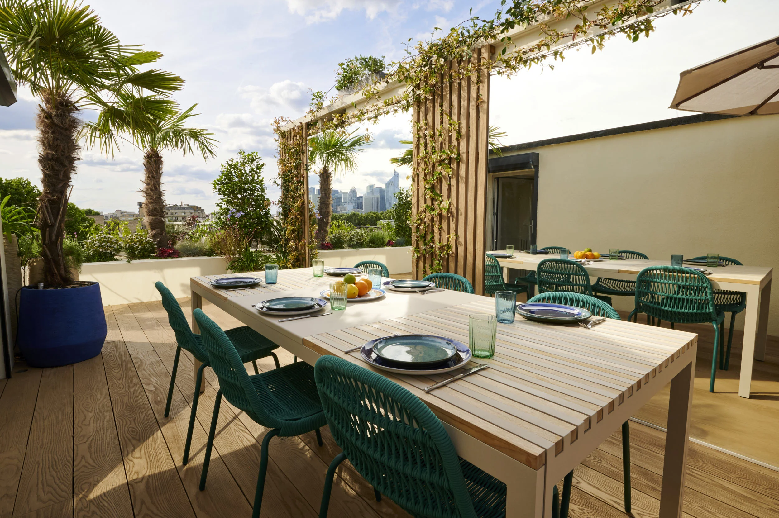 Photo d'une table à manger Ego Paris sur un toit-terrasse réalisé par Terrasse et Jardin de Paris