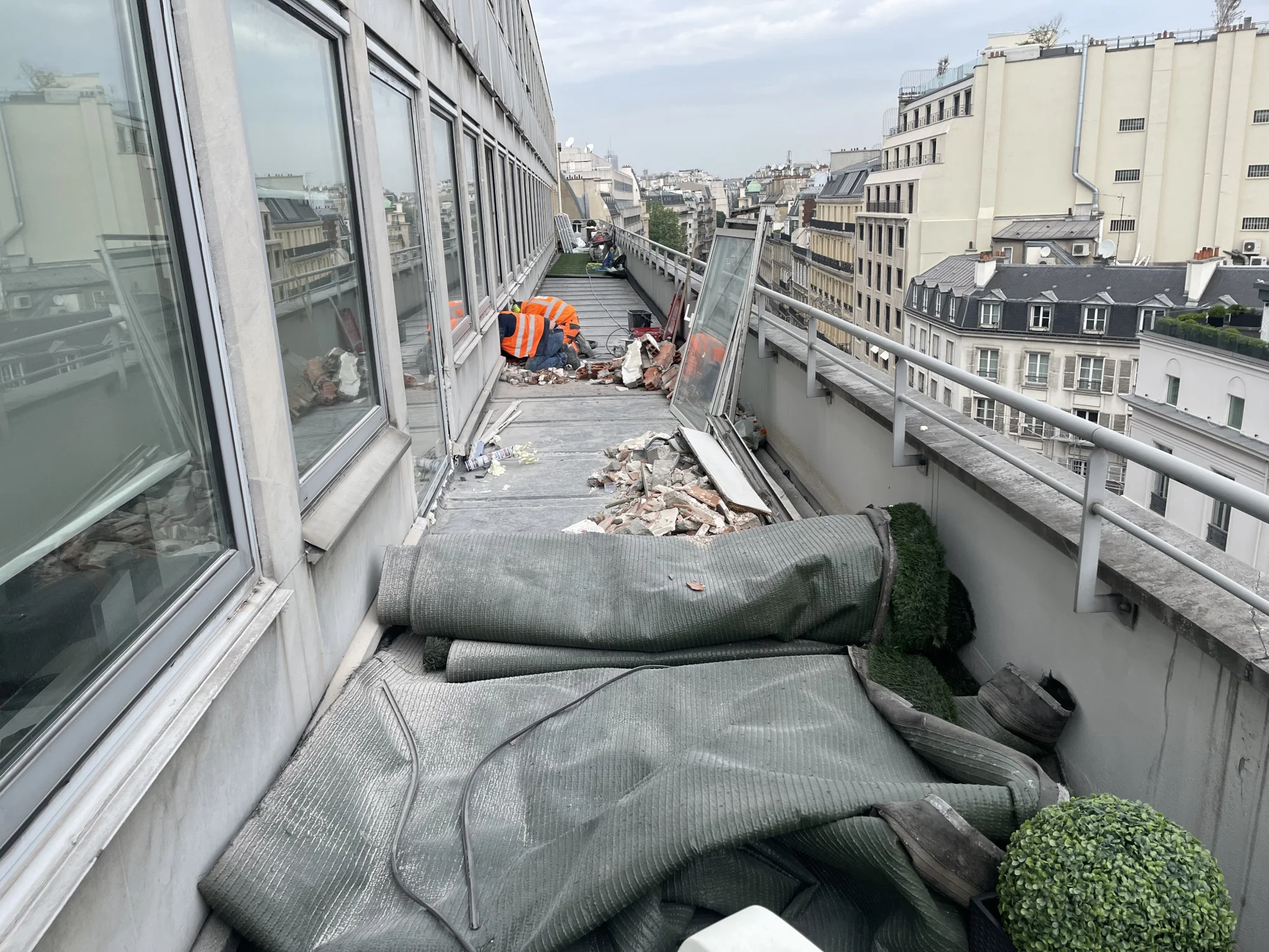 photo d'avant aménagement d'un balcon d'un cabinet d'avocat