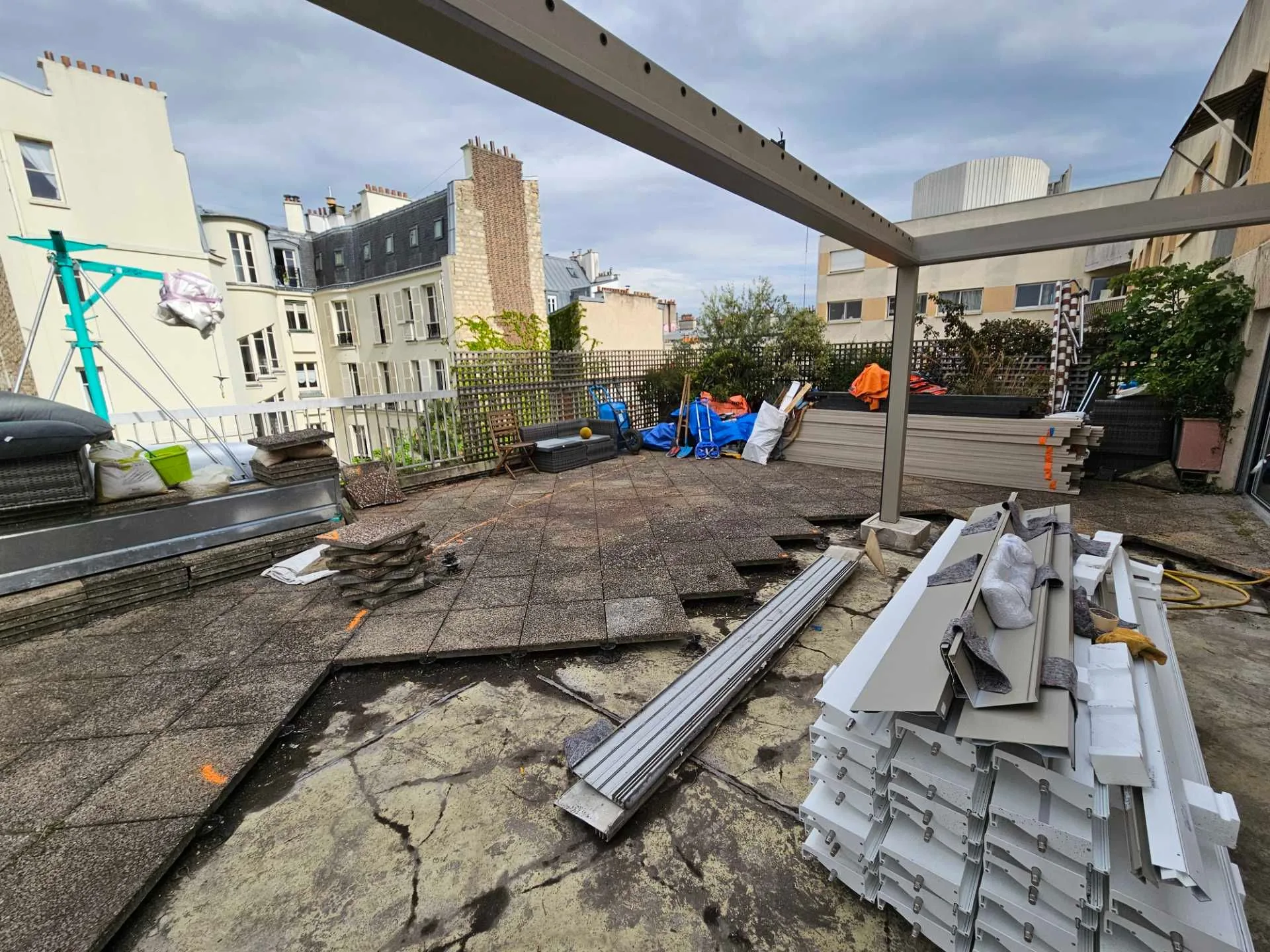 Photo d'un toit-terrasse pendant chantier réalisé par Terrasse et Jardin de Paris