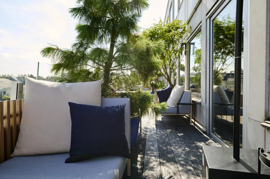 Photo d'une terrasse à Paris 8, Coussins de chez Kettal, végétaux et pot Domani